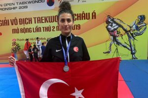 Bursalı Hatice K&uuml;bra'dan g&uuml;m&uuml;ş madalya