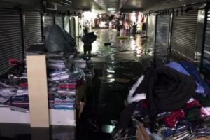 Emin&ouml;n&uuml; alt ge&ccedil;idinde bulunan iş yerlerini su bastı