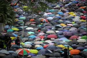 Hong Konglular bir kez daha sokaklara d&ouml;k&uuml;ld&uuml;
