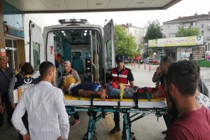 Bursa'da yağmurda kontrolden &ccedil;ıkan otomobil yayaya &ccedil;arptı