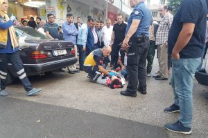 Bursa'da otomobil ile &ccedil;arpışan motosikletin s&uuml;r&uuml;c&uuml;s&uuml; yaralandı