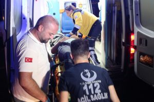 Minib&uuml;s balık tutanlara &ccedil;arpıp denize u&ccedil;tu: 1'i ağır 6 yaralı
