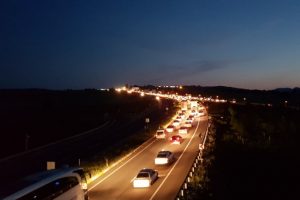 Bayram tatilini uzatan s&uuml;r&uuml;c&uuml;ler gece yollara d&uuml;şt&uuml;