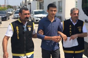 Babasından boşanan annesini tabancayla yaraladı