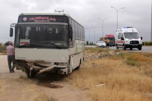 Kadın iş&ccedil;ilerin servis midib&uuml;s&uuml; şarampole indi: 16 yaralı