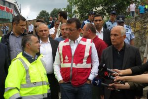 Ekrem İmamoğlu selin vurduğu &Uuml;sk&uuml;dar'ı ziyaret etti