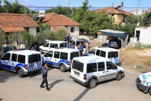 G&uuml;peg&uuml;nd&uuml;z hastane &ouml;n&uuml;nde birbirlerine ateş a&ccedil;tılar!