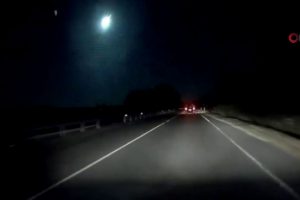 D&uuml;şen meteor g&ouml;ky&uuml;z&uuml;n&uuml; aydınlattı