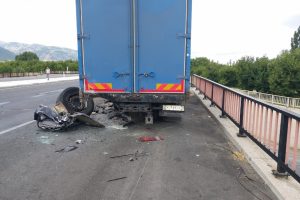 Otomobil arızalanan kamyona &ccedil;arptı: 1 &ouml;l&uuml;, 3 yaralı