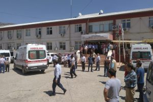 Otomobil şarampole yuvarlandı: 2 &ouml;l&uuml;, 3 yaralı