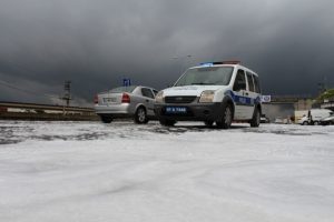 Yol k&ouml;p&uuml;rm&uuml;şt&uuml;: 3 kişi g&ouml;zaltına alındı