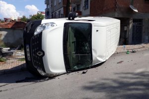 Bağcılar'da 3 araca &ccedil;arparak devrilen minib&uuml;steki 3 kişi yaralandı