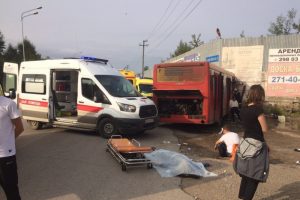 90'lık dedenin kullandığı otob&uuml;s duvara &ccedil;arptı: 2 &ouml;l&uuml;, 32 yaralı