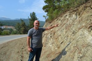 Yol kenarında &ccedil;ok sayıda kemik ortaya &ccedil;ıktı