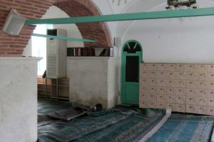 Sular altında kalan tarihi cami ibadete kapandı