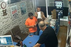 Bursa'da cami i&ccedil;in toplanan paraları &ccedil;aldılar