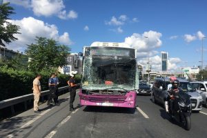 E-5 Karayolu'nda &ouml;zel halk otob&uuml;s&uuml; nakliye kamyonuna &ccedil;arptı