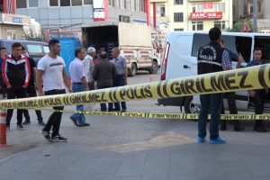 Eski eşini kızının g&ouml;z&uuml; &ouml;n&uuml;nde bı&ccedil;aklayarak &ouml;ld&uuml;rd&uuml;