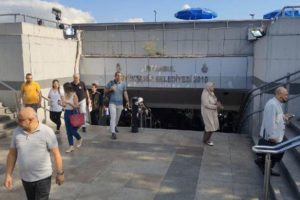 Emin&ouml;n&uuml; alt ge&ccedil;itte esnaf d&uuml;kkanlarını a&ccedil;tı