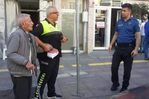 Maaşını &ccedil;ekmeye giden yaşlı adam hayatının şokunu yaşadı