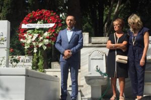 Ekonomi yazarı G&uuml;ng&ouml;r Uras Aşiyan'daki kabrinde anıldı