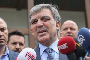 Abdullah G&uuml;l: Se&ccedil;ilmiş belediye başkanlarının 'bu şekilde' g&ouml;revden alınmaları doğru değil