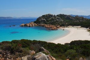 Sardinya Adası'ndan 'hatıra i&ccedil;in' kum alan &ccedil;ift, 6 yıl hapis cezasına &ccedil;arptırılabilir