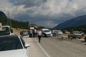 İki ara&ccedil; kafa kafaya &ccedil;arpıştı: 6 yaralı