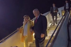 Netanyahu'nun eşi ikram edilen ekmeği yere attı