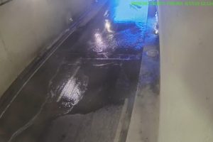 Emin&ouml;n&uuml;'nde sel baskını g&uuml;venlik kamerasına yansıdı
