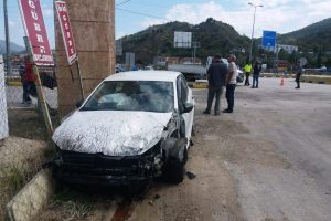 Otomobil ile kamyonet birbirine girdi: 5 yaralı