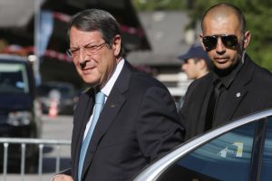 Rum lider Anastasiadis'e Rus kara parasını aklama su&ccedil;laması