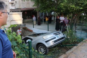 Otomobil bah&ccedil;ede sallanan &ccedil;ocuğun &uuml;zerine u&ccedil;tu