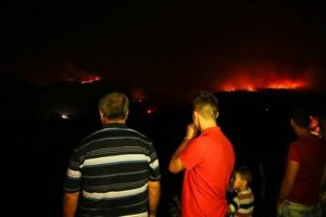 T&uuml;m g&ouml;zler orada! İzmir'deki yangında son durum...