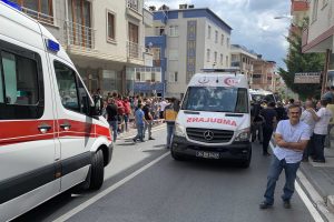 Minib&uuml;s ile otomobil &ccedil;arpıştı: 1'i bebek 6 yaralı
