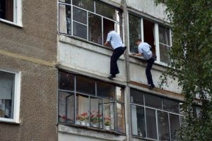 Bebeğini pencereden atmak isteyen babaya polis engeli