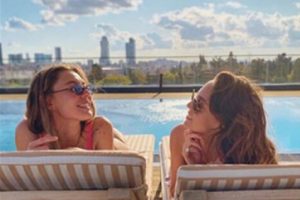 &Ouml;yk&uuml; Karayel ve Ege K&ouml;kenli'nin havuz keyfi
