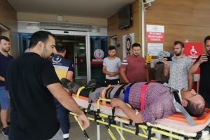 Bursa'da &ccedil;&ouml;p kamyonu tarlaya girdi: 2 yaralı