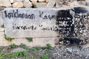 Bursa'da tarihi surdaki 2 bin yıllık kitabeye çirkin saldırı