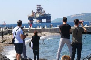 Petrol arama platformu &Ccedil;anakkale Boğazı'ndan ge&ccedil;ti