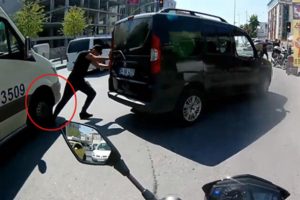 Bozulan aracını iten adamın ayağını minib&uuml;s ezdi