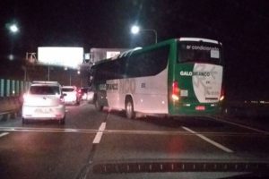 Brezilya'da silahlı bir kişi otob&uuml;steki yolcuları rehin aldı