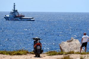 G&uuml;nlerdir Akdeniz'de bekleyen sığınmacılar &ccedil;aresizlikten denize atladı