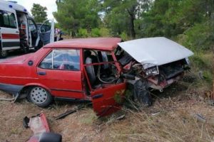 Ağaca &ccedil;arpan otomobildeki anne ve kızı ağır yaralandı