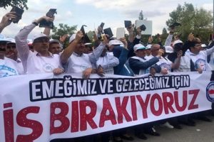 Memurlar h&uuml;k&uuml;metin zam teklifini boş c&uuml;zdanlarla protesto etti