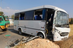 İş&ccedil;i servisi ile kamyon &ccedil;arpıştı: &Ccedil;ok sayıda yaralı var