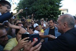 Cumhurbaşkanı Erdoğan Sultanahmet'te vatandaşlarla bir araya geldi