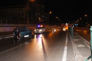 Karşı şeride ge&ccedil;en kamyonetteki 5 kişilik aile &ouml;l&uuml;mden d&ouml;nd&uuml;