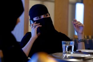 Suudi Arabistanlı kadınlar artık izinsiz seyahat edebilecek