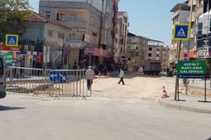 Bursa'da bir caddedeki kaldırımlar daha esnafa teslim oldu! (ÖZEL HABER)